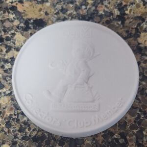 VTG Goebel M.J. Hummel Collectors Club Member Medallion